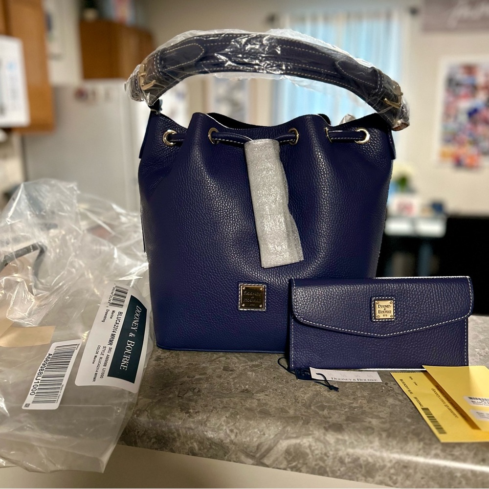 NWT DOONEY AND BOURKE LUCCA LEATHER DRAWSTRING BUCKET BAG With Matching WALLET